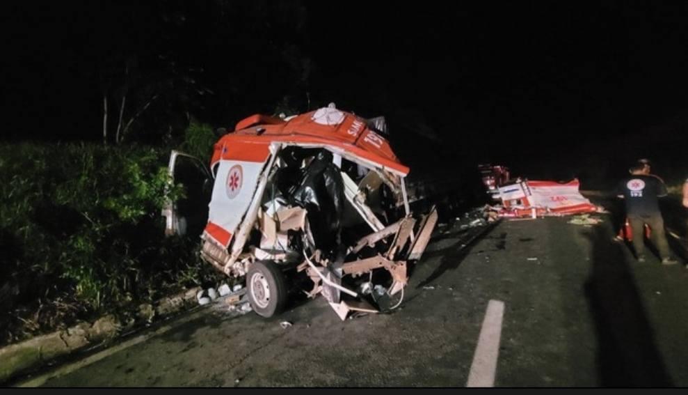 TRÊS SOCORRISTAS E UM PACIENTE MORREM EM BATIDA ENTRE AMBULÂNCIA DO SAMU E CAMINHÃO NA PR-476 NO PARANÁ.