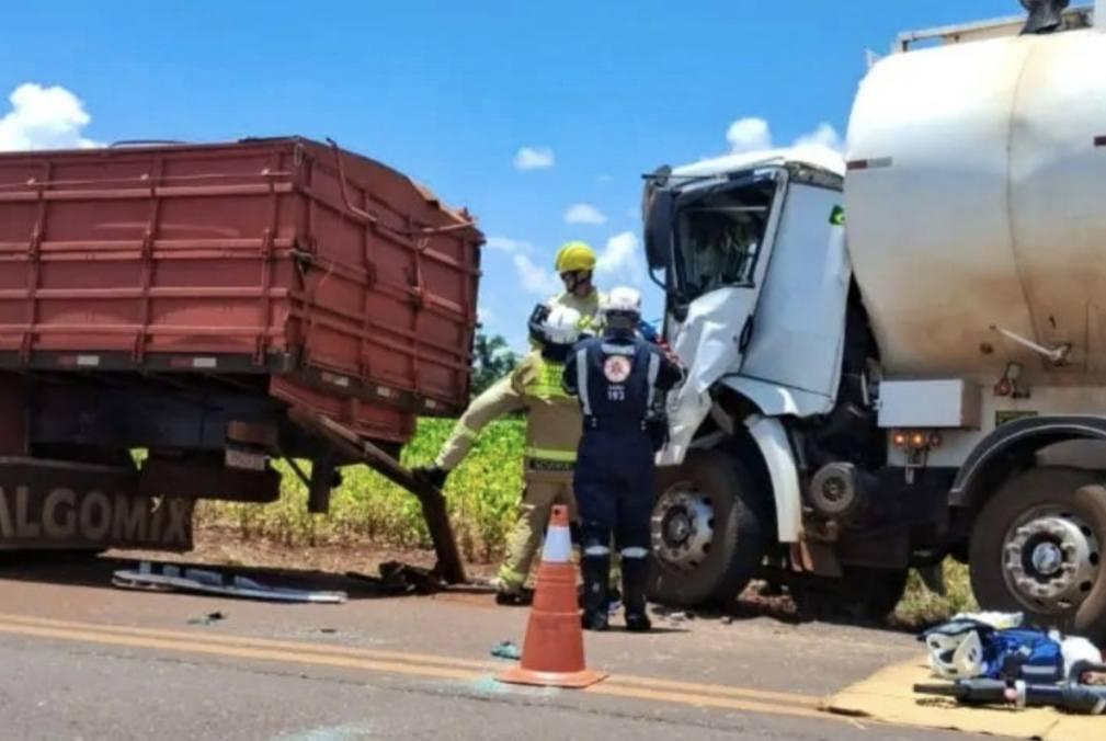 ACIDENTE ENTRE DOIS CAMINHÕES DEIXA MOTORISTA PRESO ÀS FERRAGENS