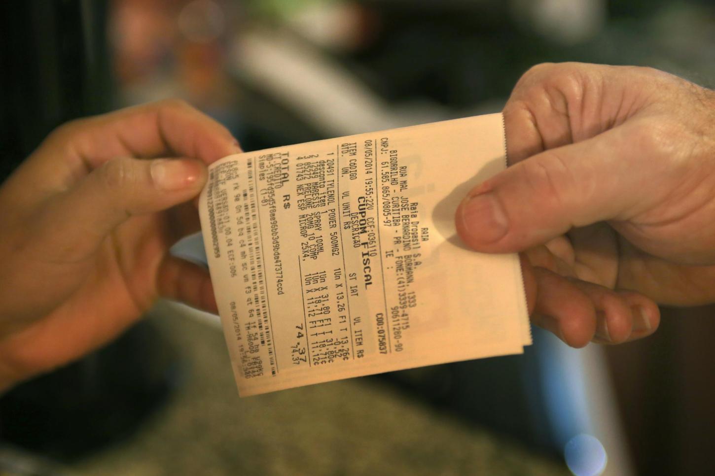 Prazos de entrega e condições de troca de presentes exigem atenção na semana do Dia dos Namorados