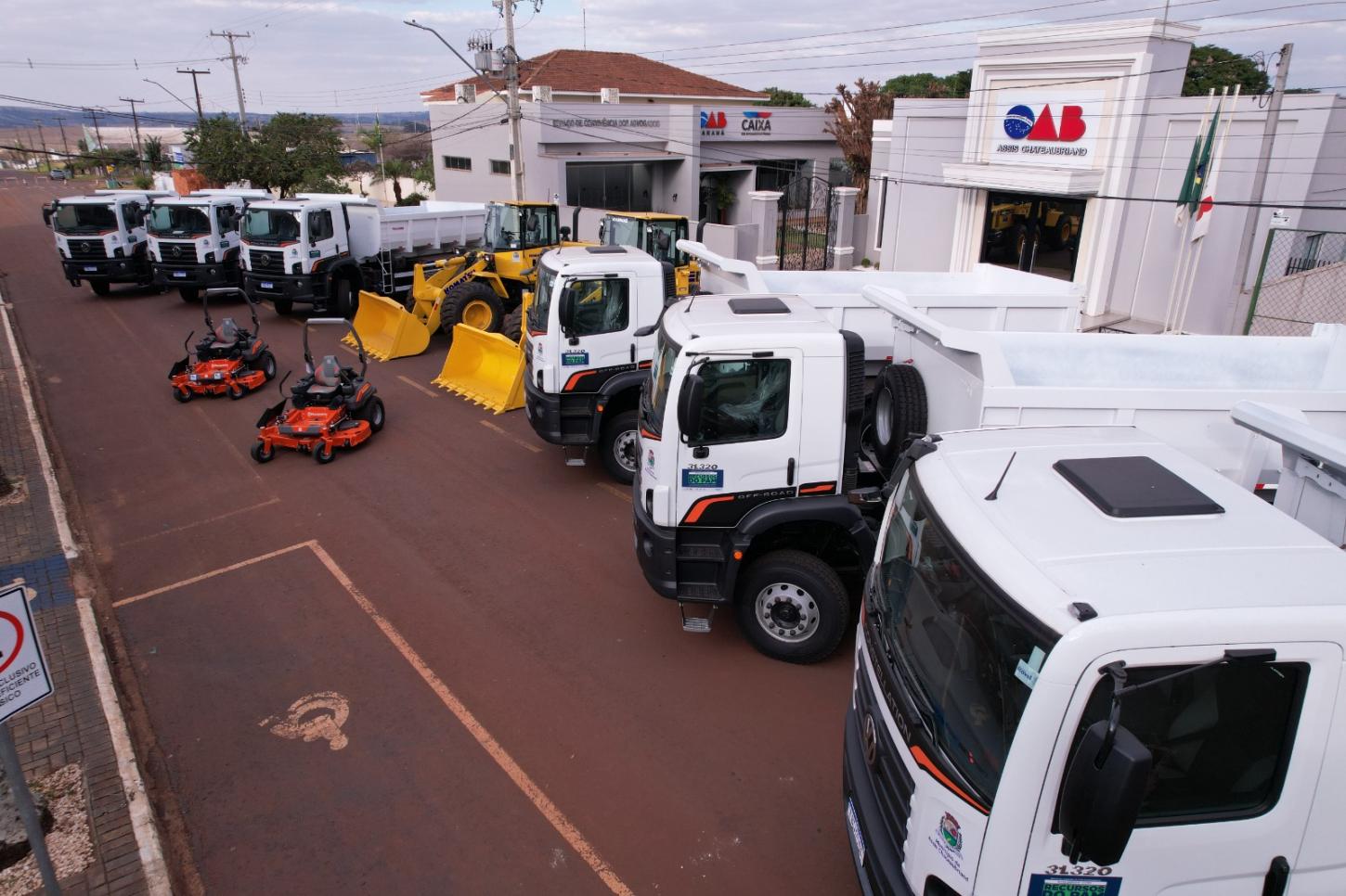 Assis Chateaubriand renova frota com aquisição de 6 caminhões novos, duas pás carregadeiras e dois cortadores de grama   Investimento de R$ 5.270.760,00