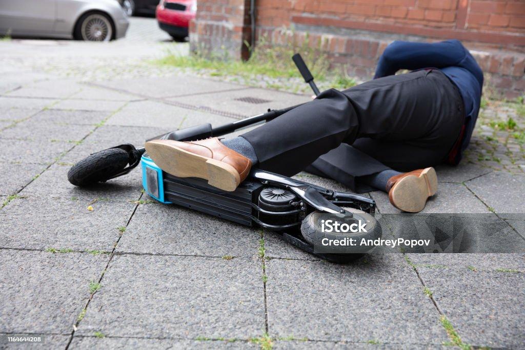 ADOLESCENTE EM PATINETE ELÉTRICO E MOTOCICLISTA FICAM FERIDOS EM ACIDENTE NO CENTRO DA CIDADE.