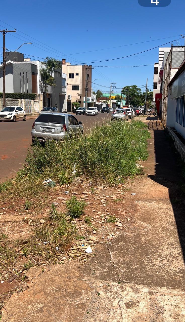 Área central de Assis Chateaubriand sofre com Descaso de proprietários urbanos.