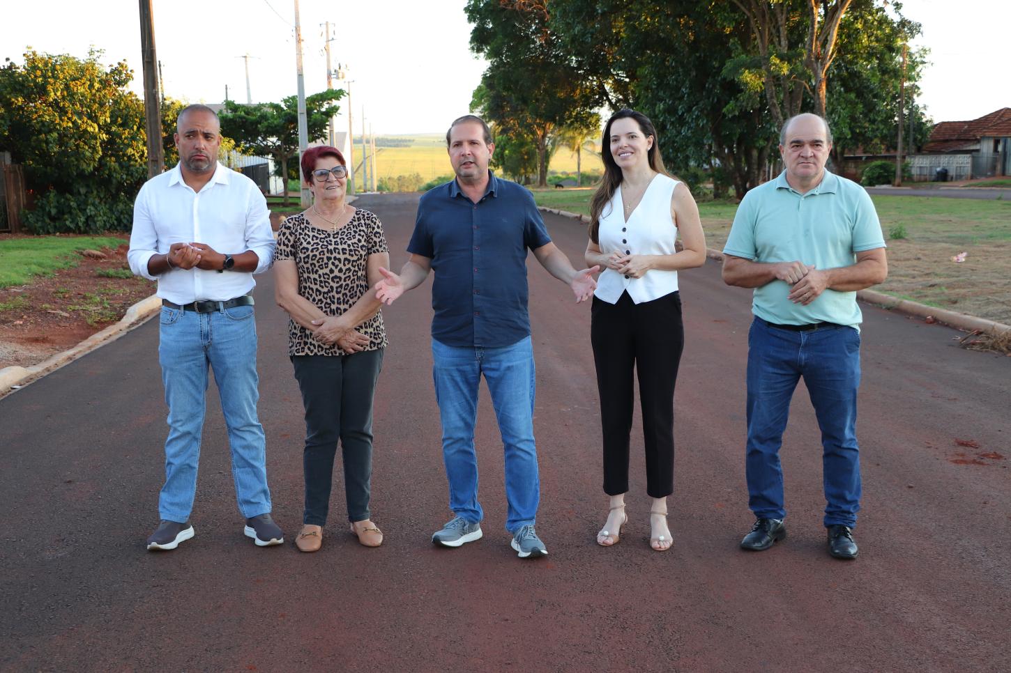 Prefeito Marcel Micheletto acompanha conclusão do asfaltamento em Encantado do Oeste