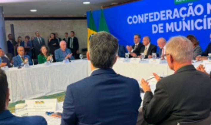 CNM e entidades estaduais entregam reivindicações da XXVII Marcha a Lula e pedem que Governo pare de criar despesas para municípios sem indicar fontes de financiamento