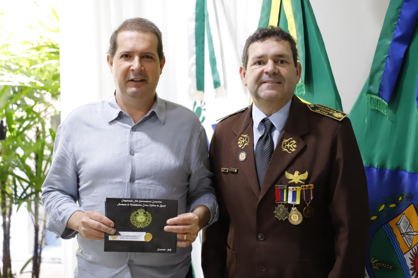 O prefeito de Assis Chateaubriand e presidente da AMP - Associação dos Municípios do Paraná, Marcel Micheletto, foi convidado a participar de um importante evento de condecorações a civis e militares.