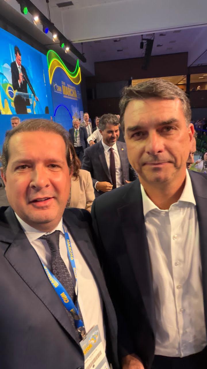 O prefeito de Assis Chateaubriand e presidente da AMP, Marcel Micheletto, acompanhou nesta terça-feira o senador e pré-candidato à Presidência da República, Flávio Bolsonaro