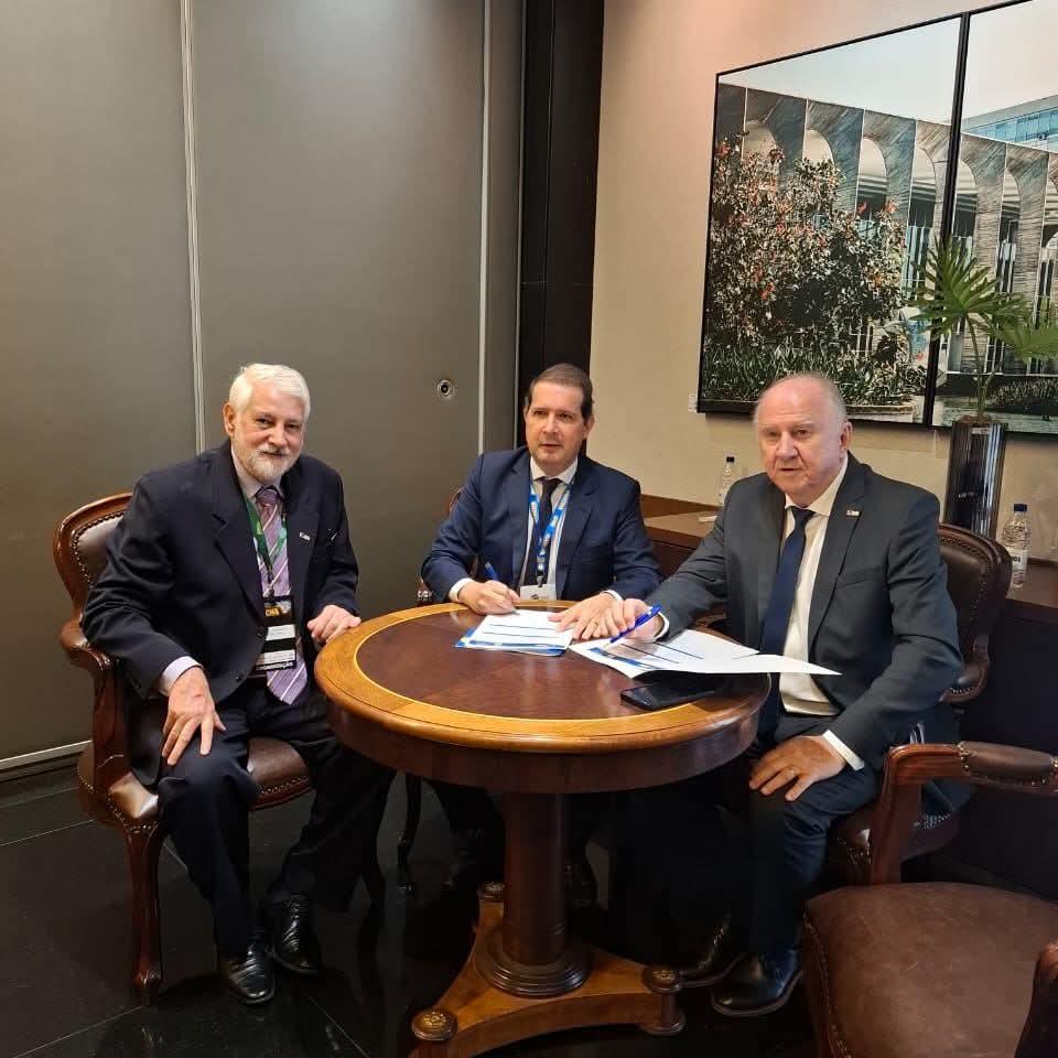 Presidente da AMP e prefeito de Assis Chateaubriand Marcel Micheletto assina adesão da AMP ao E-Compras