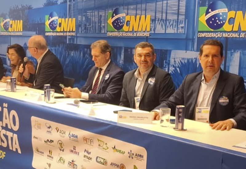 Na Executiva da CNM, presidente Micheletto pede que parlamentares votem, com urgência, projetos de interesse dos municípios para enfrentar as pautas-bomba do Congresso Nacional
