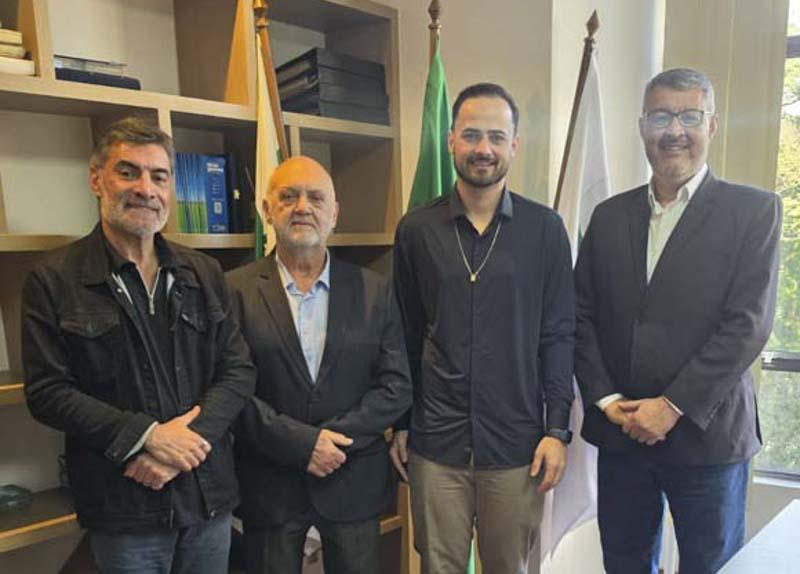 Prefeito de Novo Itacolomi, João Pedro, visita AMP