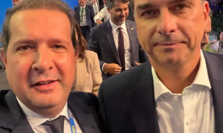 O prefeito de Assis Chateaubriand e presidente da AMP, Marcel Micheletto, acompanhou nesta terça-feira o senador e pré-candidato à Presidência da República, Flávio Bolsonaro
