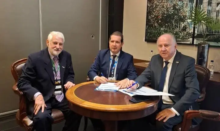 Presidente da AMP e prefeito de Assis Chateaubriand Marcel Micheletto assina adesão da AMP ao E-Compras