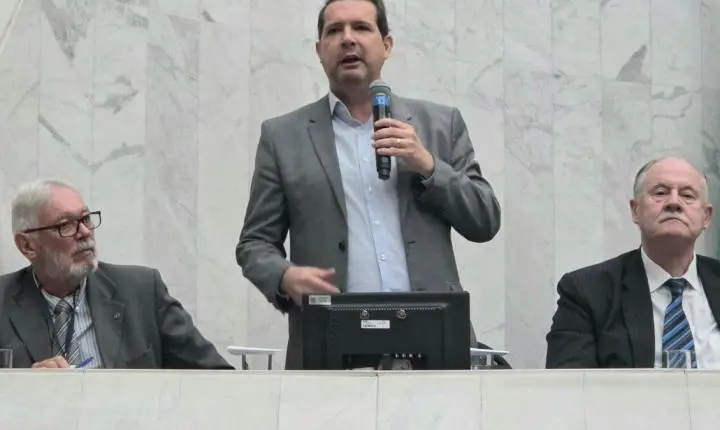 Presidente da AMP, Marcel Micheletto, participa da sessão comemorativa aos 90 anos do IBGE